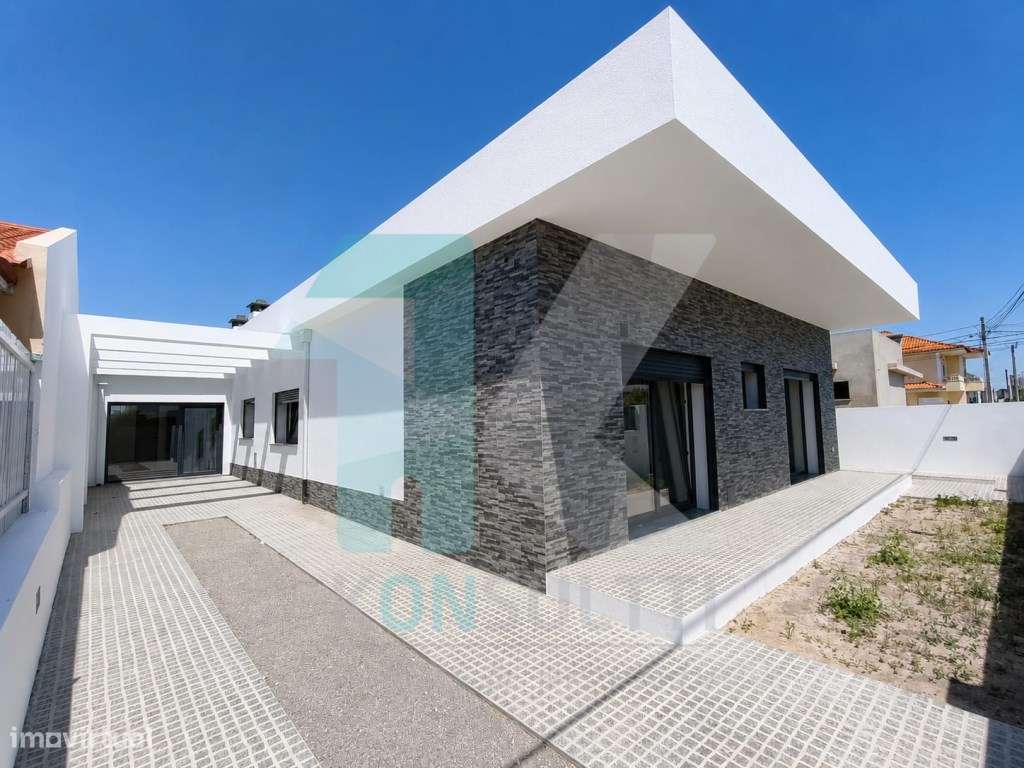 Moradia térrea T4 nova com boas áreas e jardim - Fernão Ferro-1