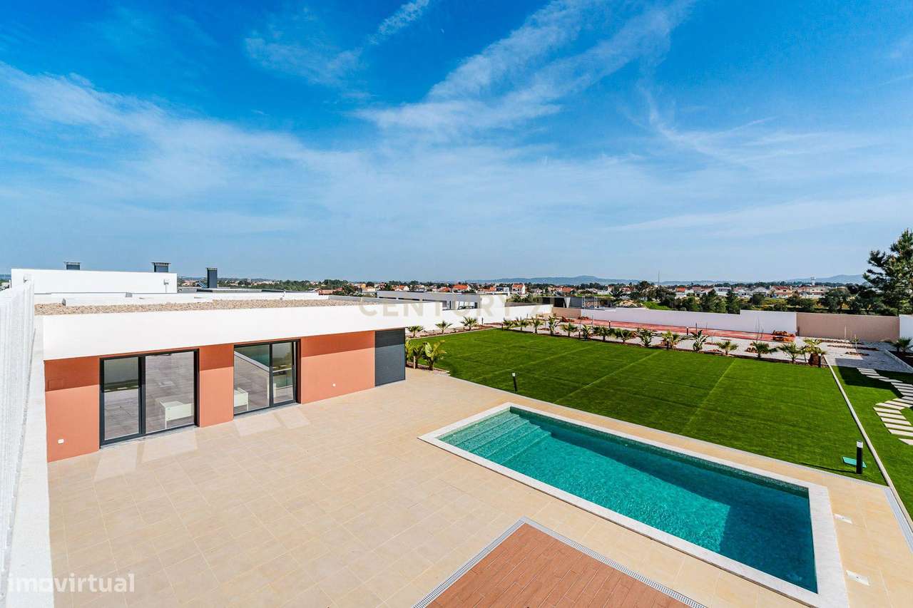 Moradia T4 em Fernão Ferro, Seixal, com Piscina e enorme Jardim-58