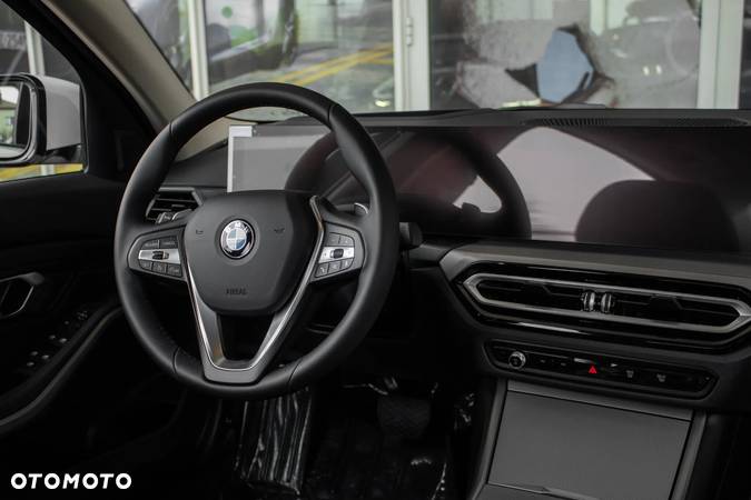 BMW Seria 3 318i - 13