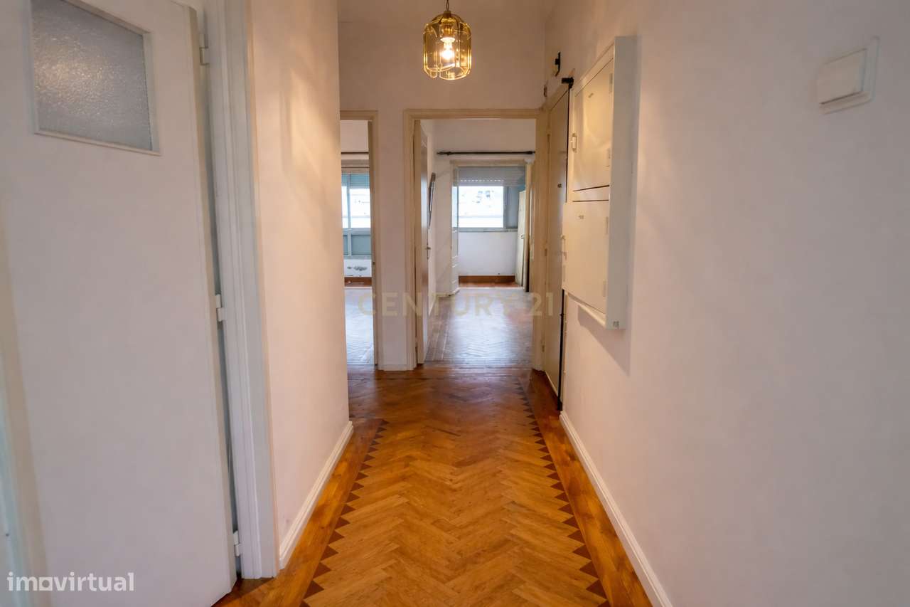 Apartamento T2 com Marquise e Excelente Potencial | Damaia de Cima – A-6