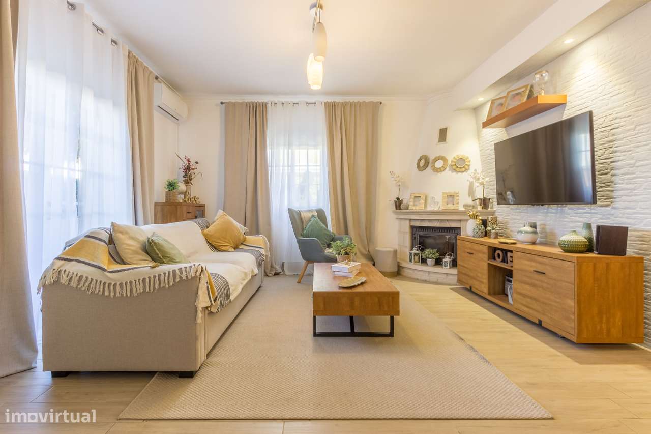 Moradia geminada T3 na Quinta do Conde com piscina, garagem e jardim-5