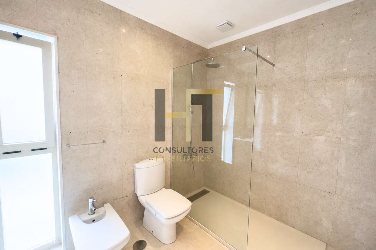Moradia T3 | 4 Frentes | Piscina, Suite c/ Closet, Garagem 3 Carros |-16
