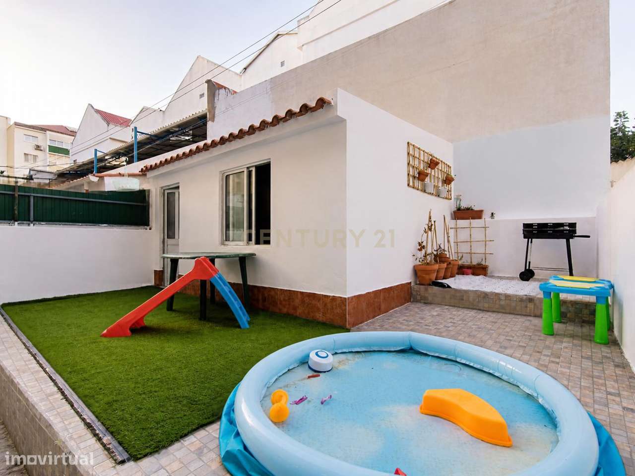 T2+1 com logradouro, em Almada-3