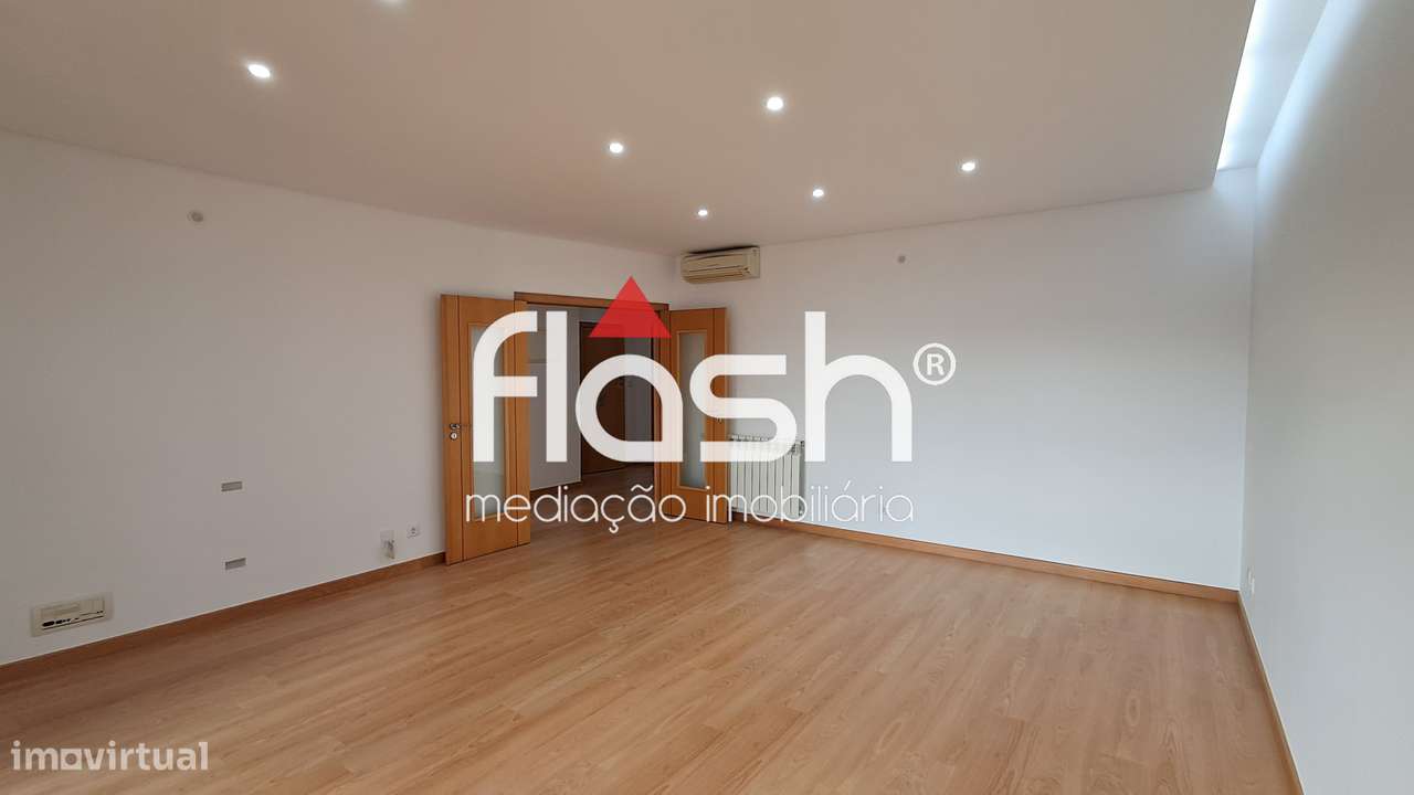 Apartamento T3 com 4 parqueamentos em Odivelas-3