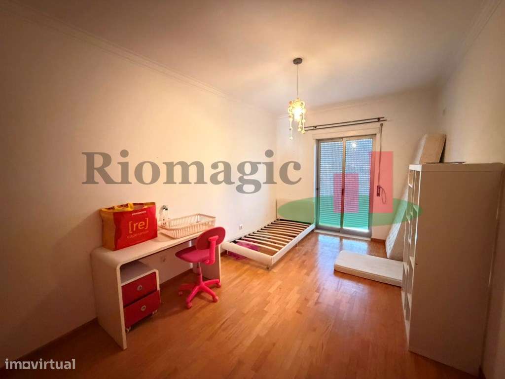 Apartamento T3 com Excelentes Áreas, Varandas e Garagem em Rio Maior-10