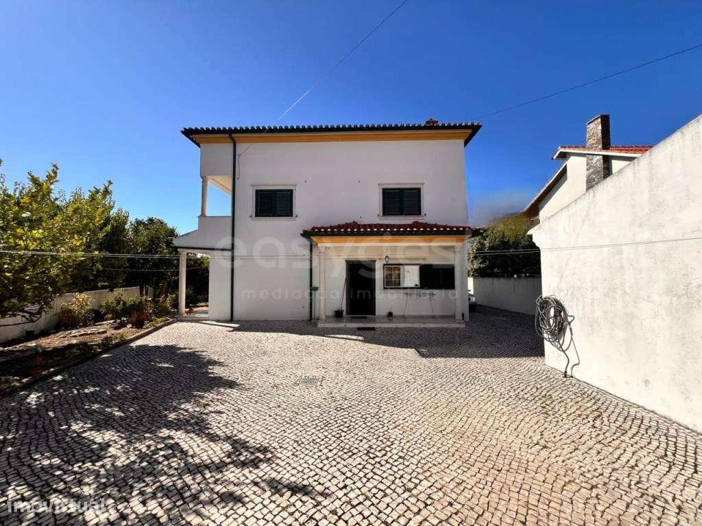 Luxuosa Moradia T4 com Espaço Exterior Amplo no Entroncamento - Grande imagem: 4/36