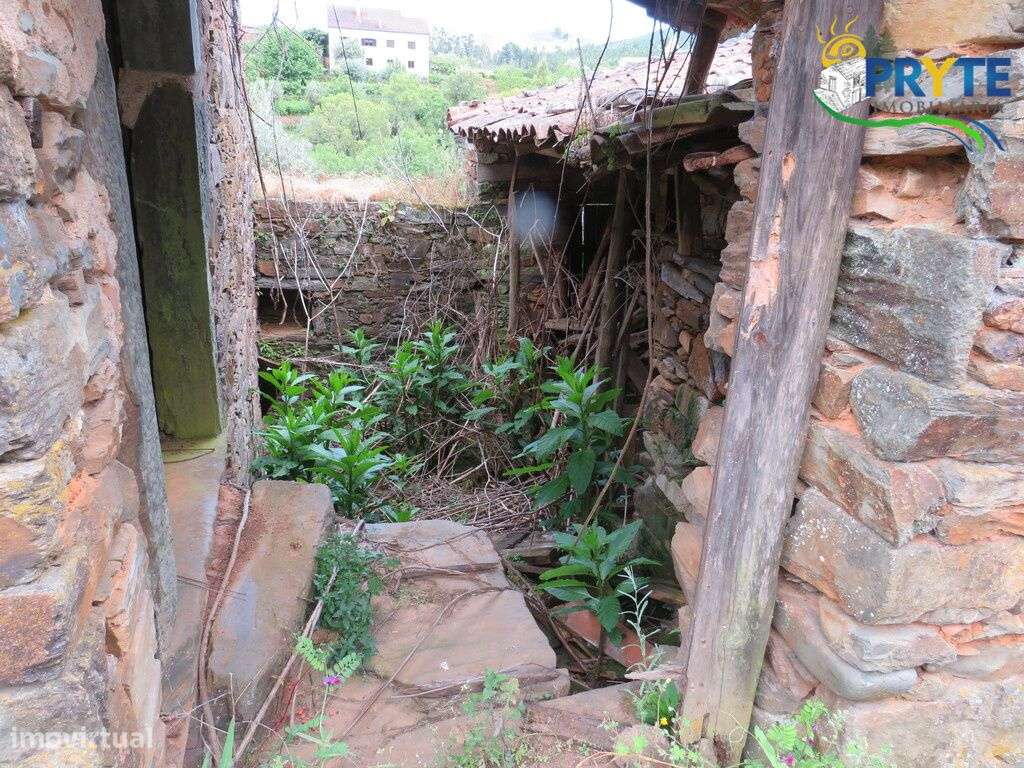 Pequena quinta a confinar com a Ribeira situada perto de Oleiros - Grande imagem: 4/58