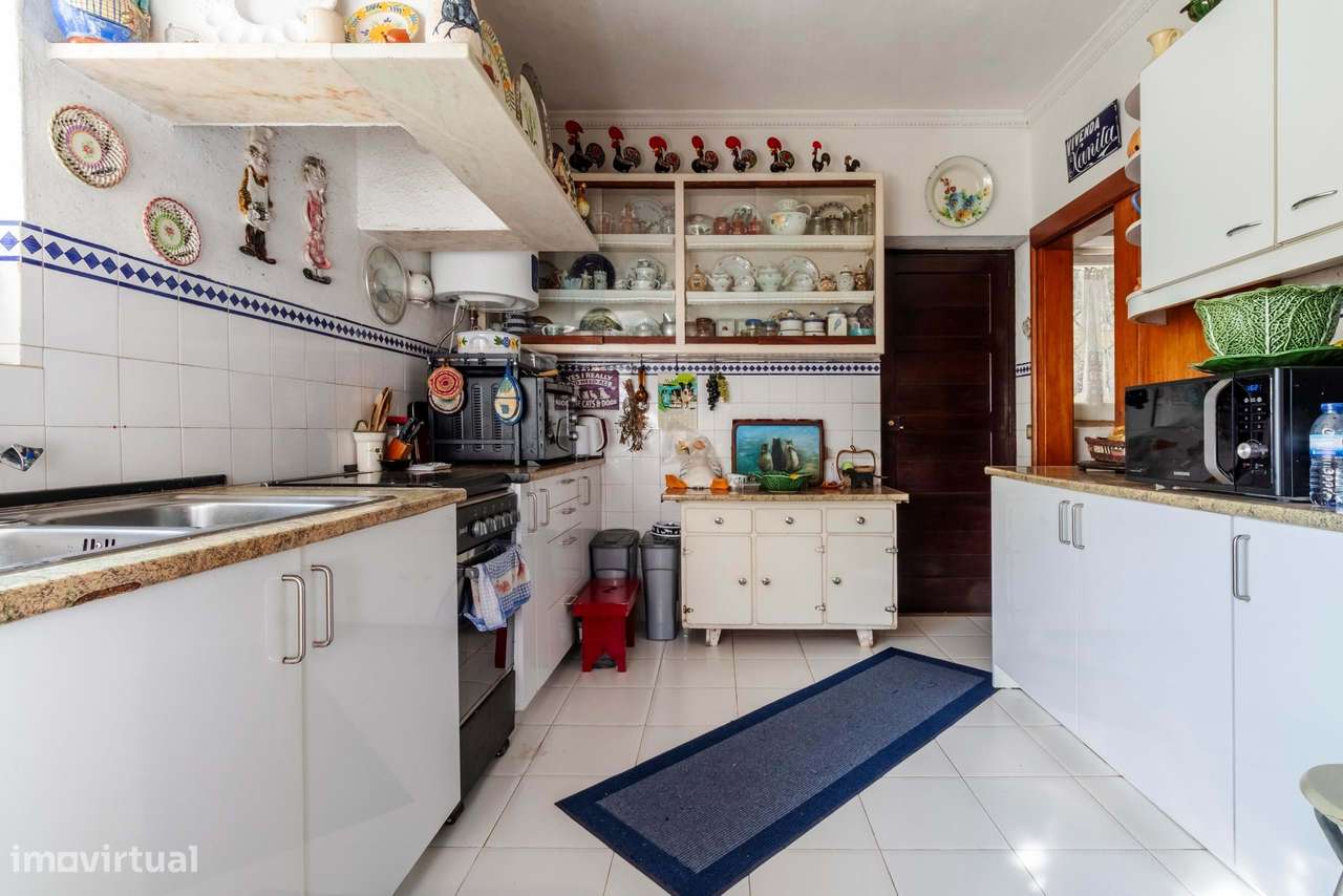 Moradia T6 c/ Terreno de 1600m2 c/ Piscina, Garagem e Anexos em Colare-32