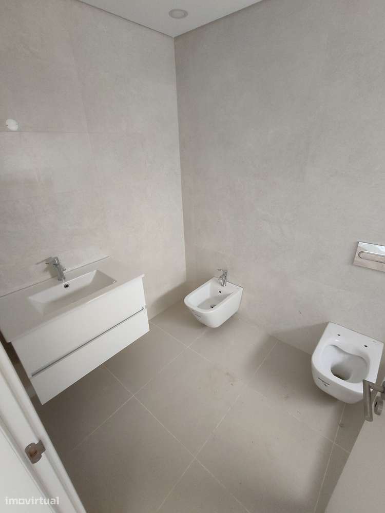 Oferta 1% do valor de aquisição - Moradia T2 com Piscina e Garagem - Grande imagem: 5/43