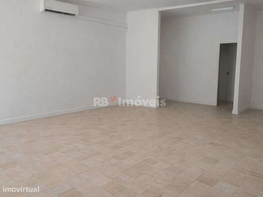 Loja para comércio e serviços no centro de Torres Novas-4