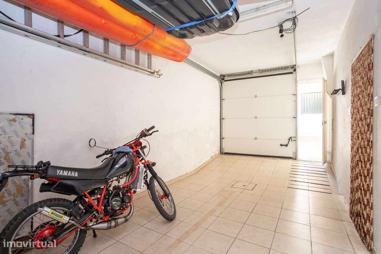 Moradia Geminada com Jardim, Cave e Garagem.-6