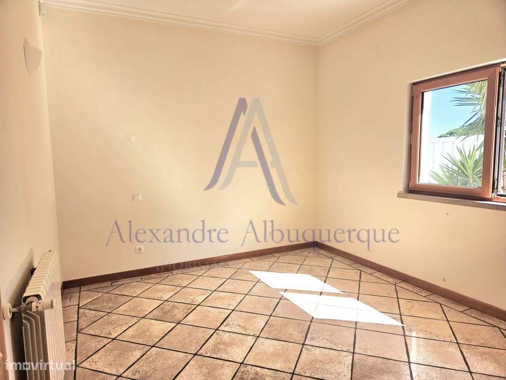 Moradia Isolada com Piscina T3+2-21