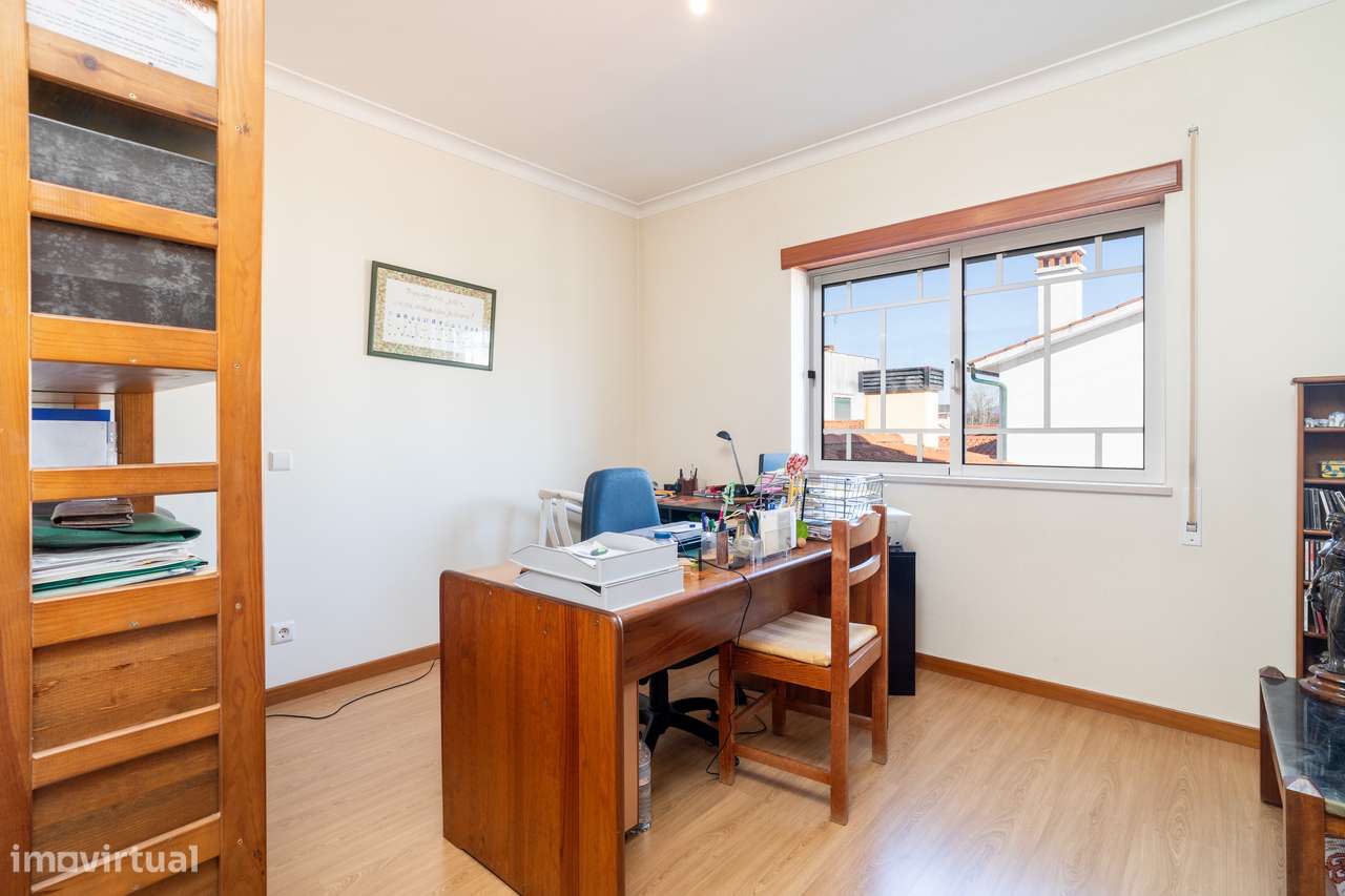 Moradia T4 com jardim, garagem e vistas urbanas-19