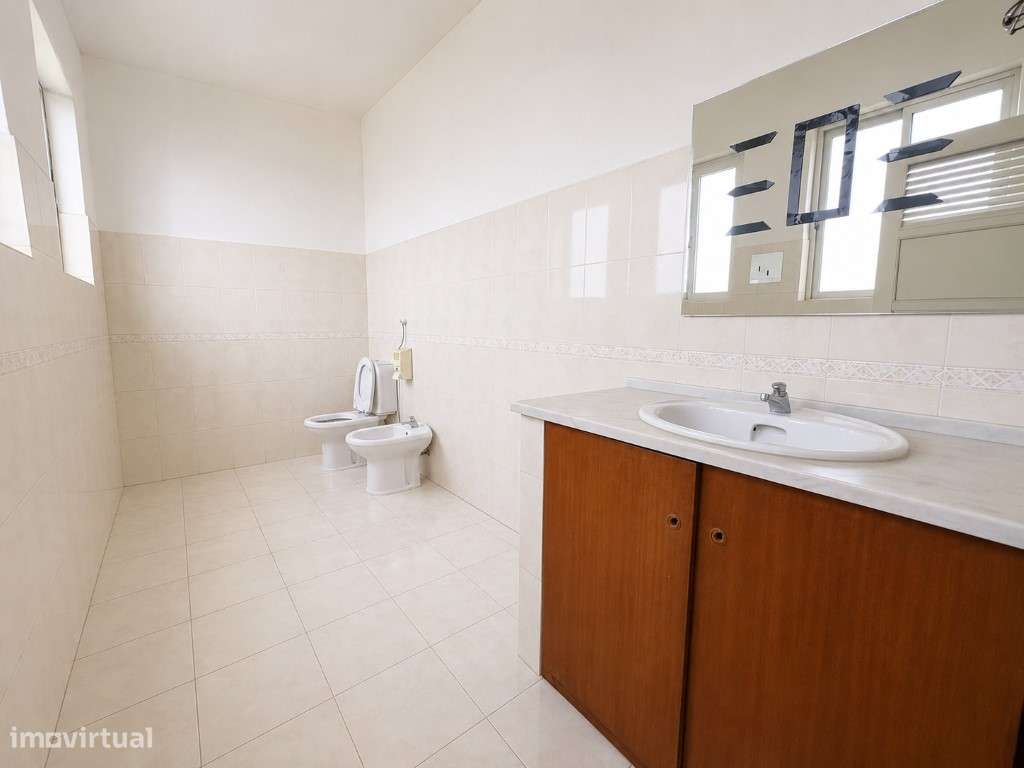 Armazém amplo junto ao metro do Senhor Roubado-25