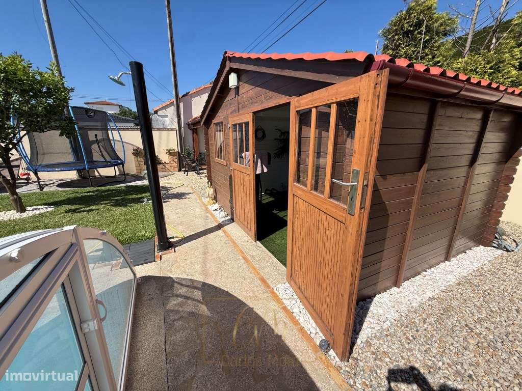 Moradia térrea e isolada, com piscina e inserida em 2 lotes na Póvo...-18