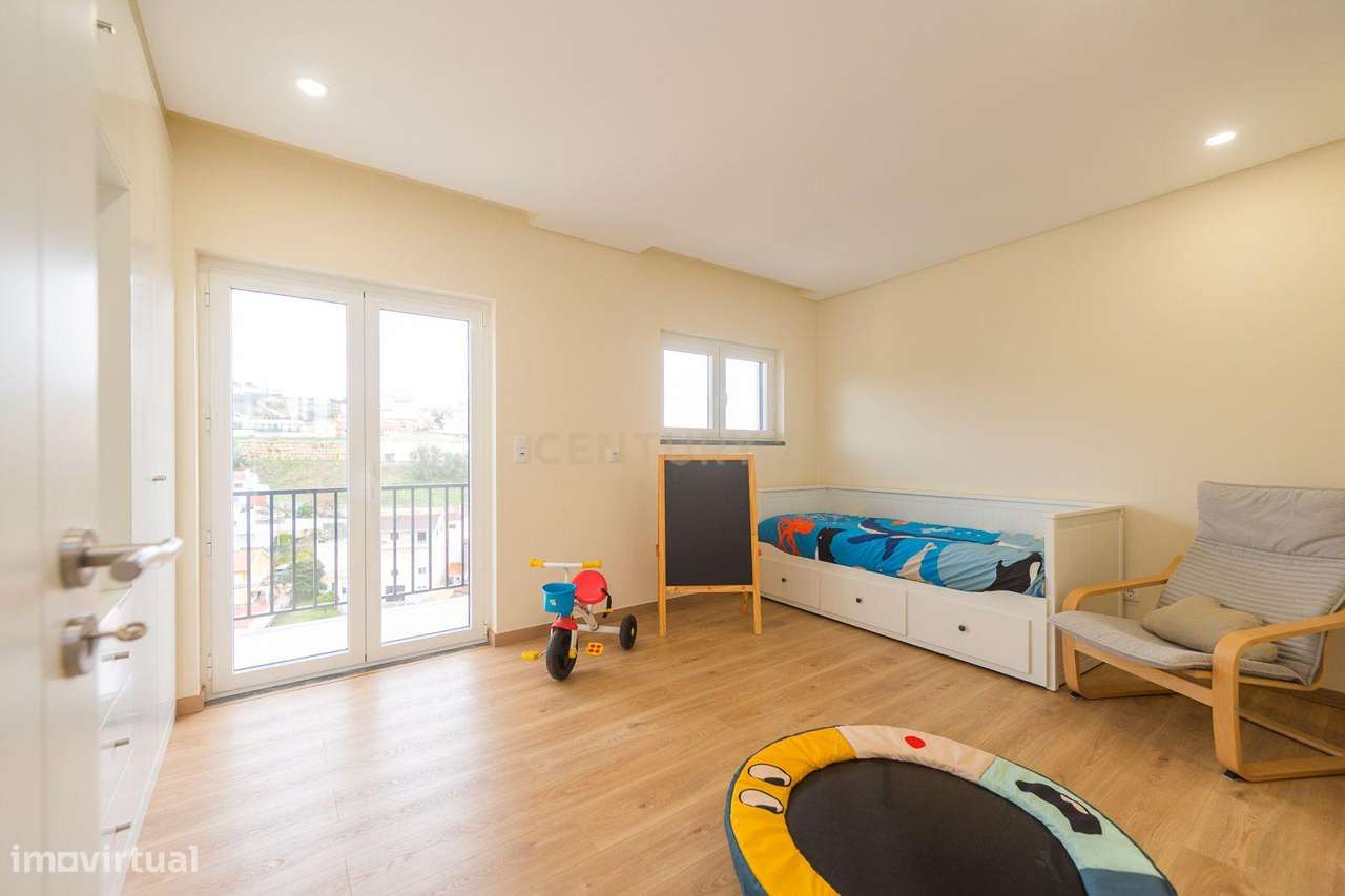 Moradia T3 localizada na aldeia de Cheleiros - Mafra-23