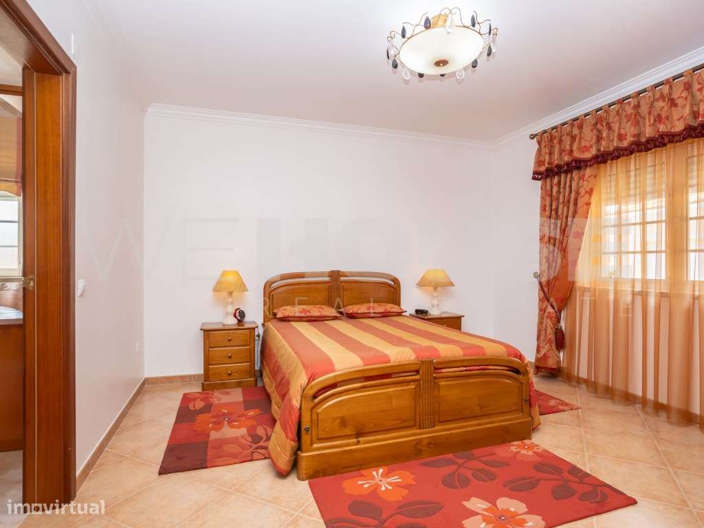 Moradia T4 com 280 m2, inserida em terreno com 2500 m2 em Palmela-17