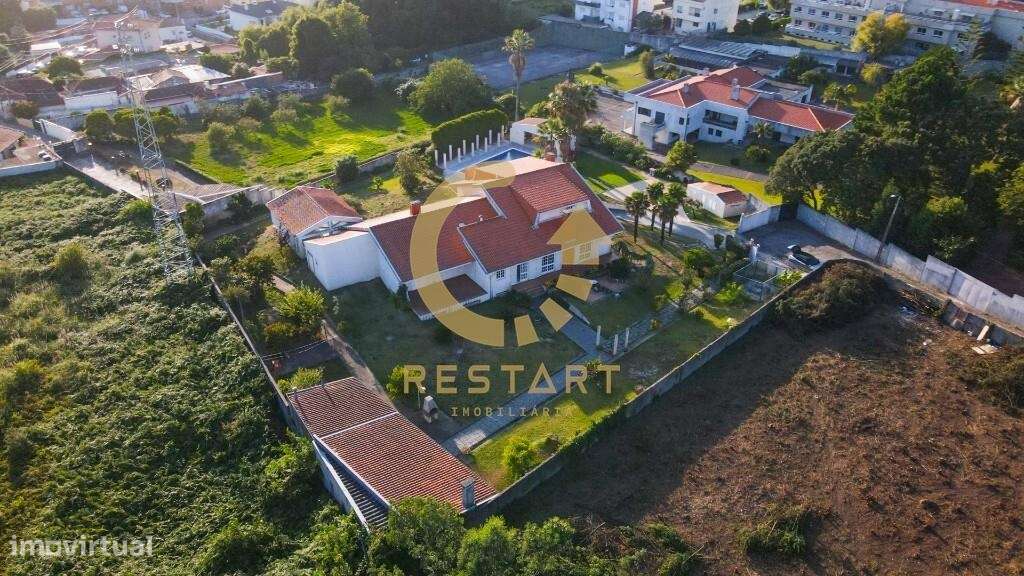 Moradia com 4900 m2 de lote de terreno com piscina interior e exterior - Grande imagem: 4/39