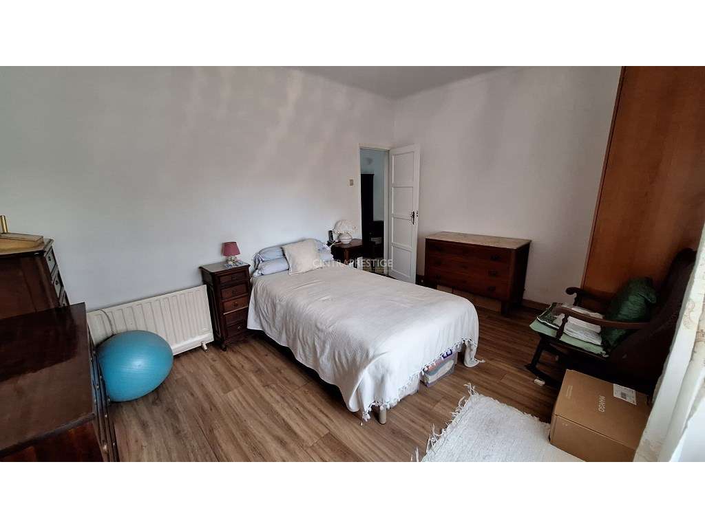 Moradia T4 com quintal e garagem em Algueirão-28