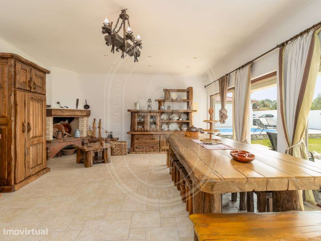 Moradia de Luxo T4+2, Remodelada, Mobilada, Piscina, Salão de Jogos...-43