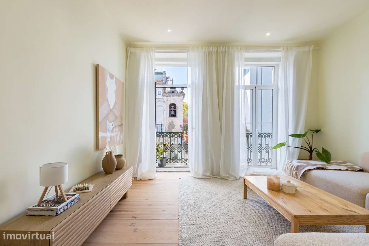 Apartamento T3 com vista desafogada entre Santa Catarina e Chiado-0