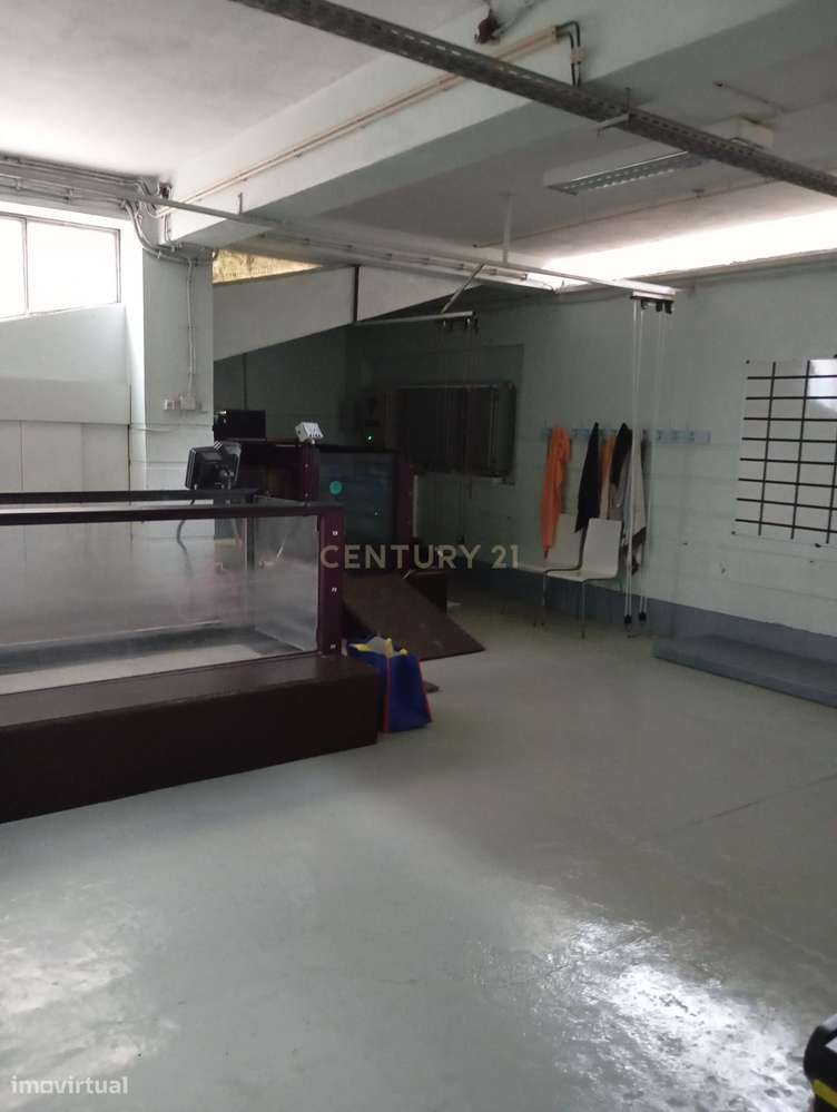 Vende-se Espaço Comercial + Garagem com 10 Lugares-6