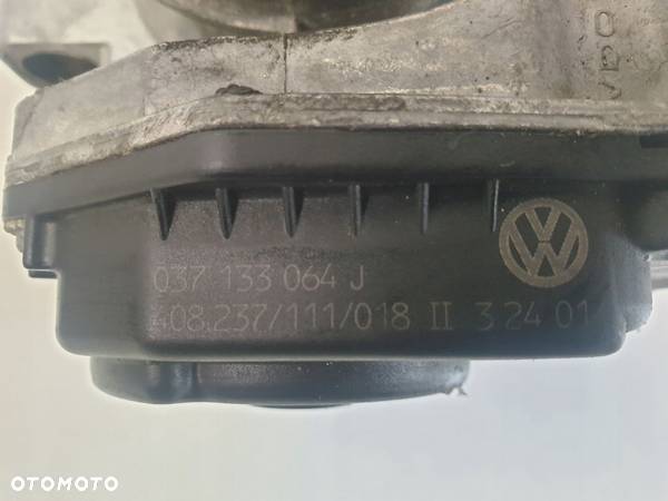 VW Golf III 2.0 8V PRZEPUSTNICA 037133064J - 2