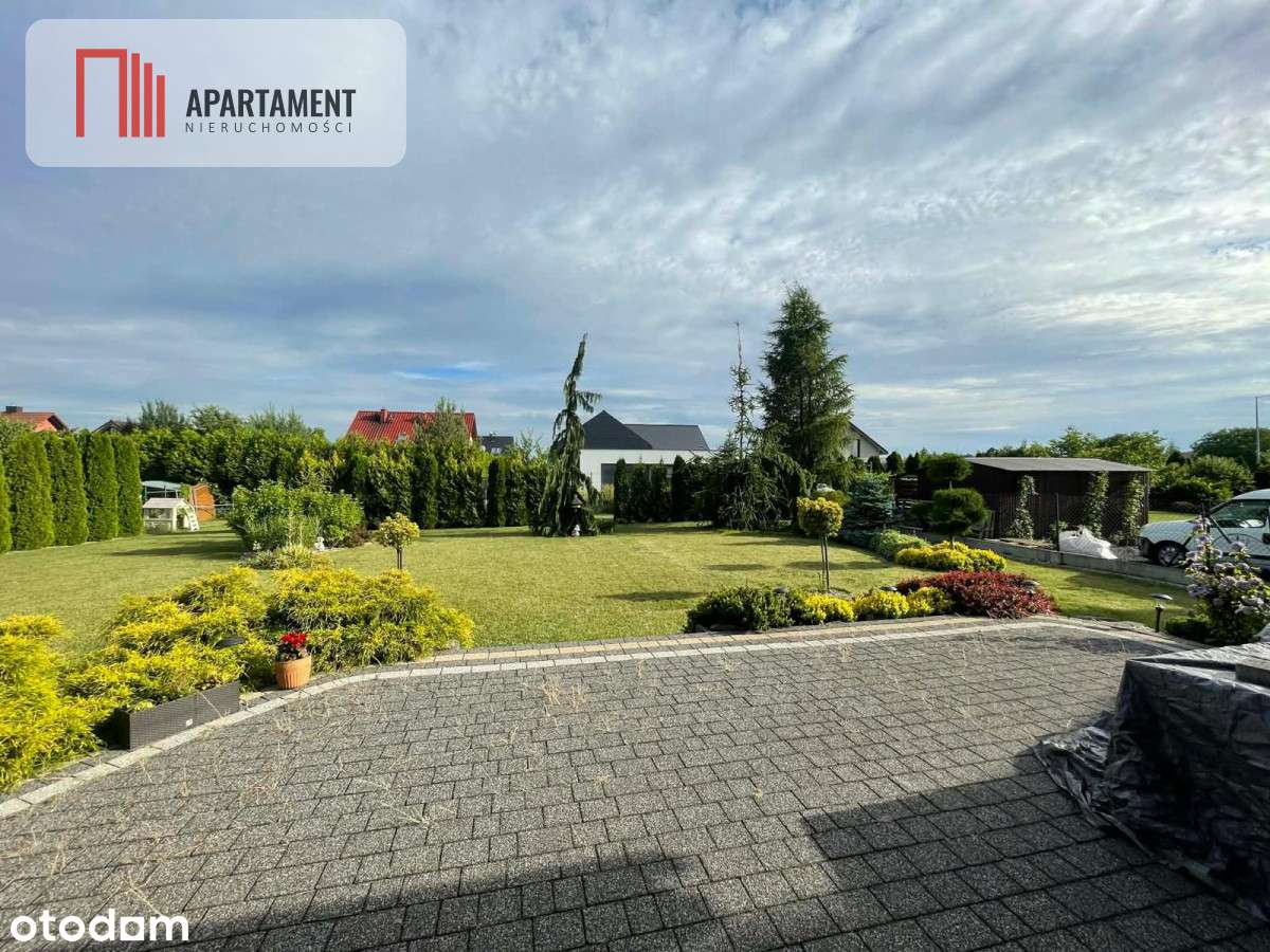 Nowoczesny dom z piękną działką-12