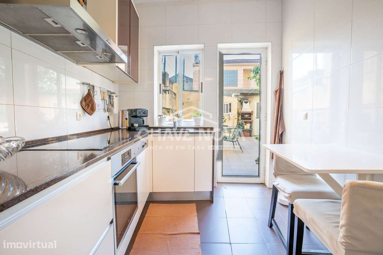 Moradia Bi-Familiar T4 + T2 com Potencial de Rendimento em Ramalde ...-10