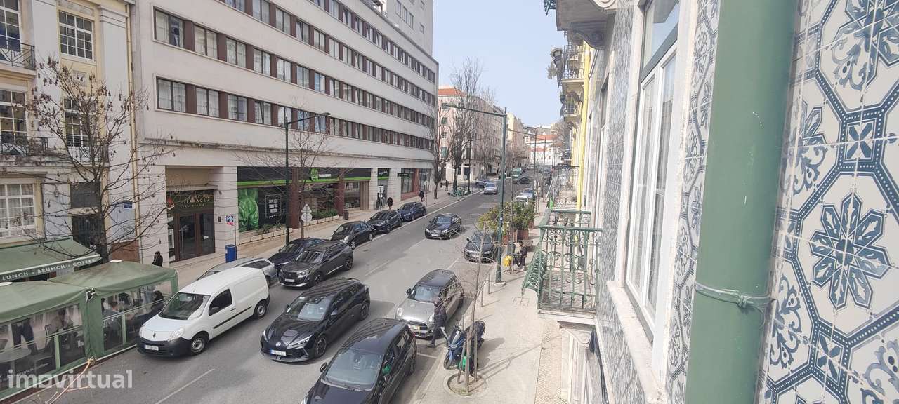 Apartamento T3 com varanda em Avenidas Novas, para remodelação total.-44