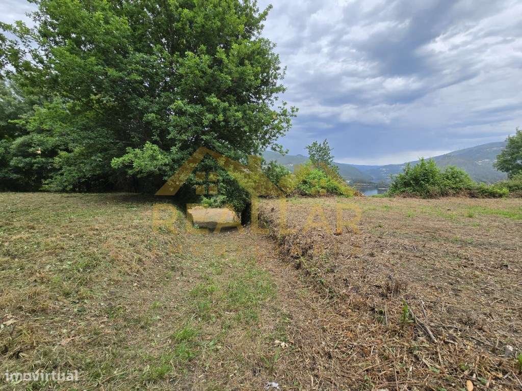 Terreno com Vistas Deslumbrantes sobre o Rio Caldo - Gerês-24