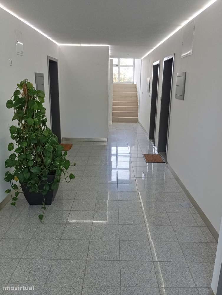 Fantástico apartamento T2 com terraço em condomínio fechado em Canelas-24