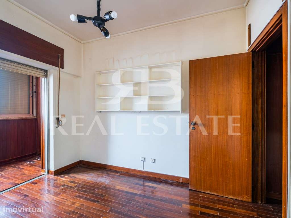 T2, para remodelação total | junto à Praça de Espanha | centro de L...-14