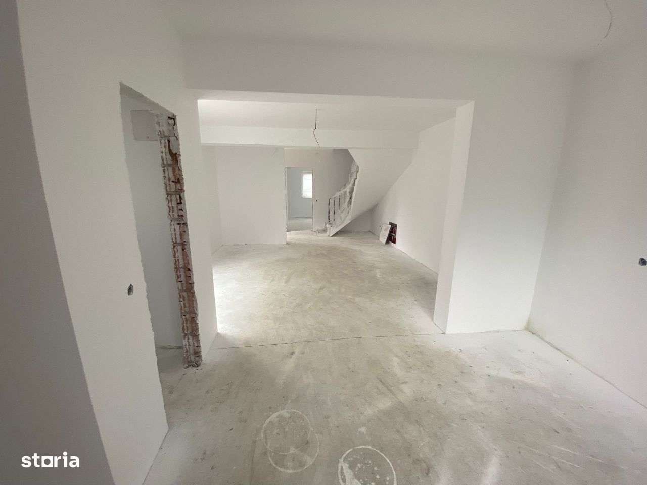 Case cu 3 sau 4 camere premium, 2 bai asfalt padure, in Livezeni - Imagine principală: 5/19