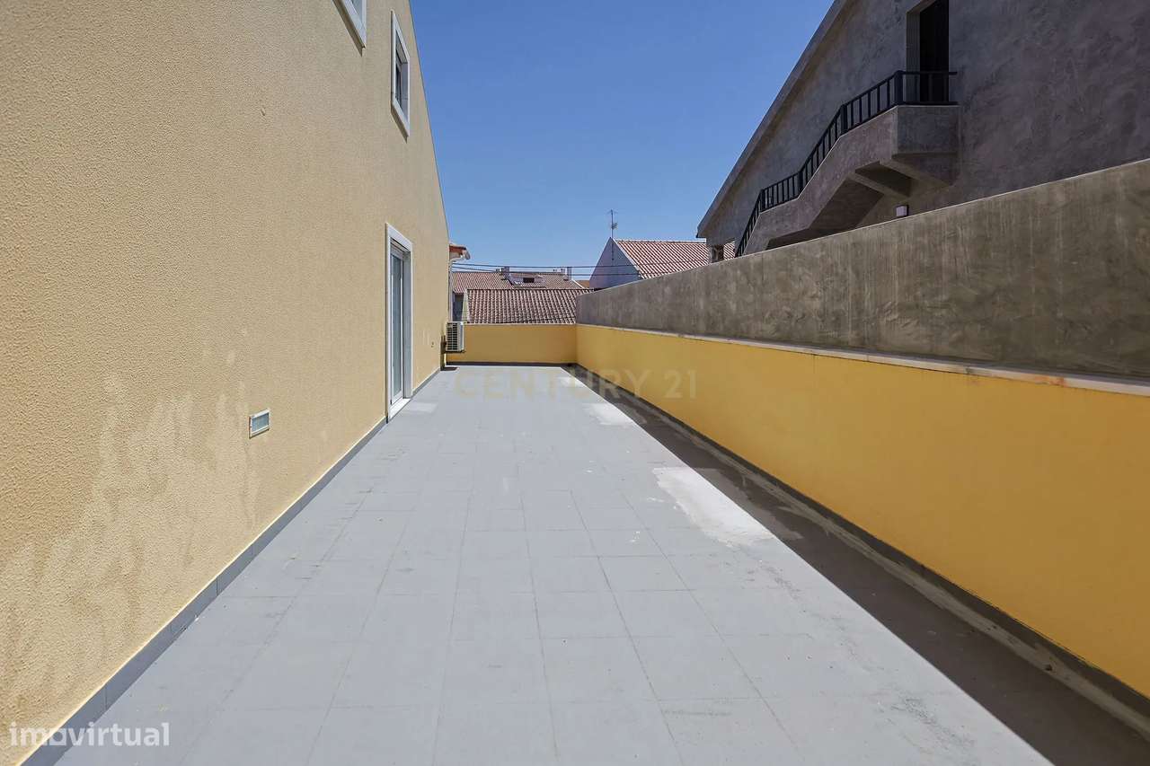 Moradia T3 com garagem e espaços exteriores nos Foros de Amora, Seixal-21