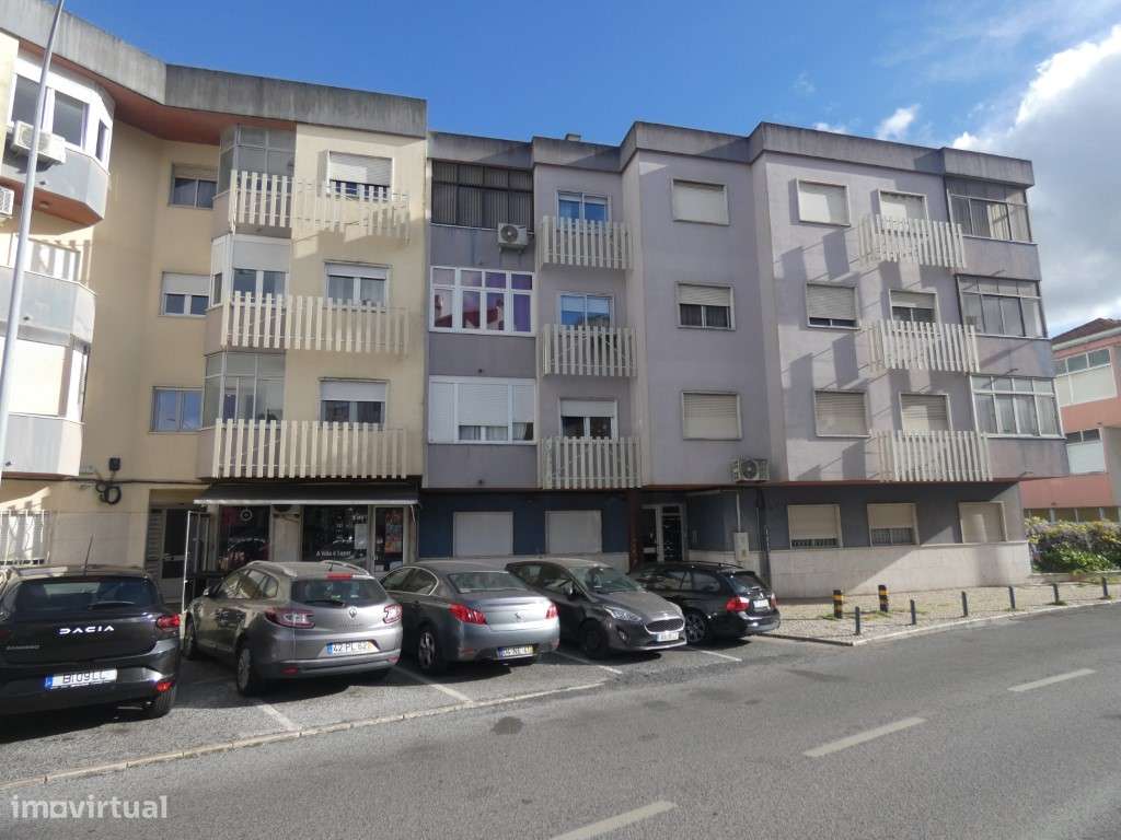 Apartamento T3 com boas áreas na Mina de Agua-Amadora-27
