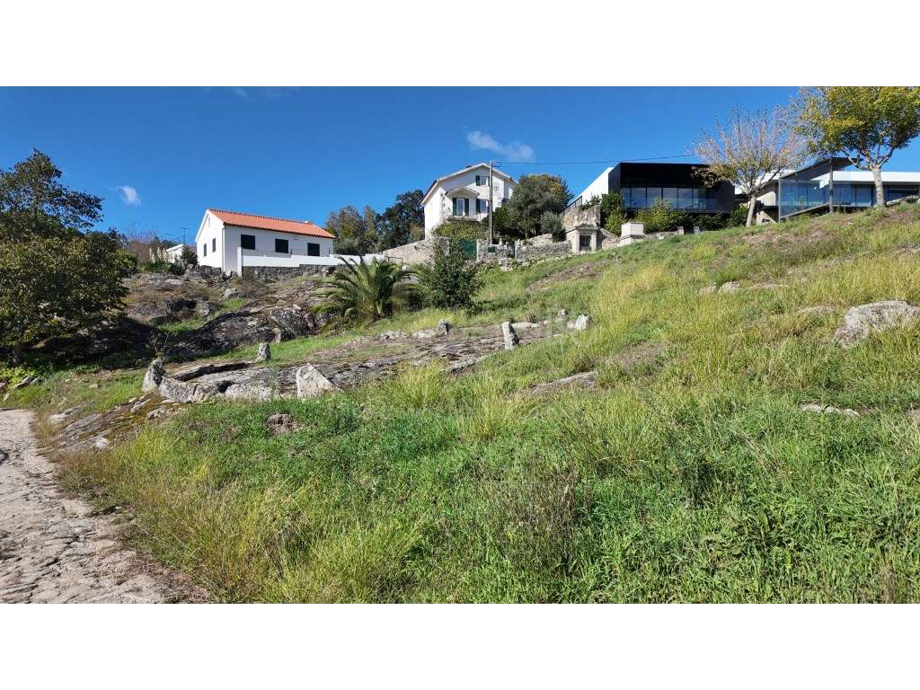 Vilar de Mouros - Terreno com 1430m2-1