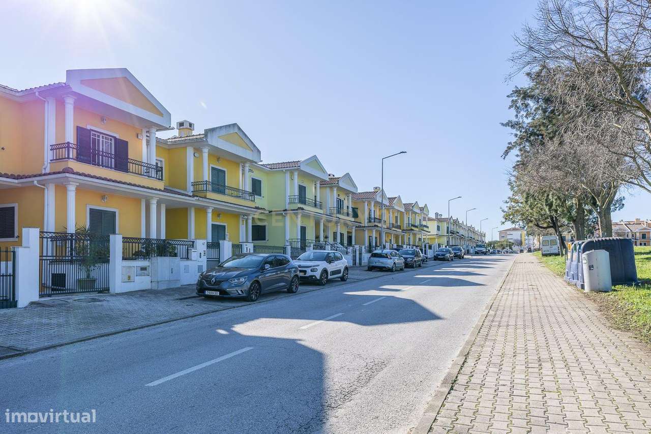 Moradia em Banda T4 | 3 Pisos | Aldeia de Paio Pires 490.000 € | 249 m-38