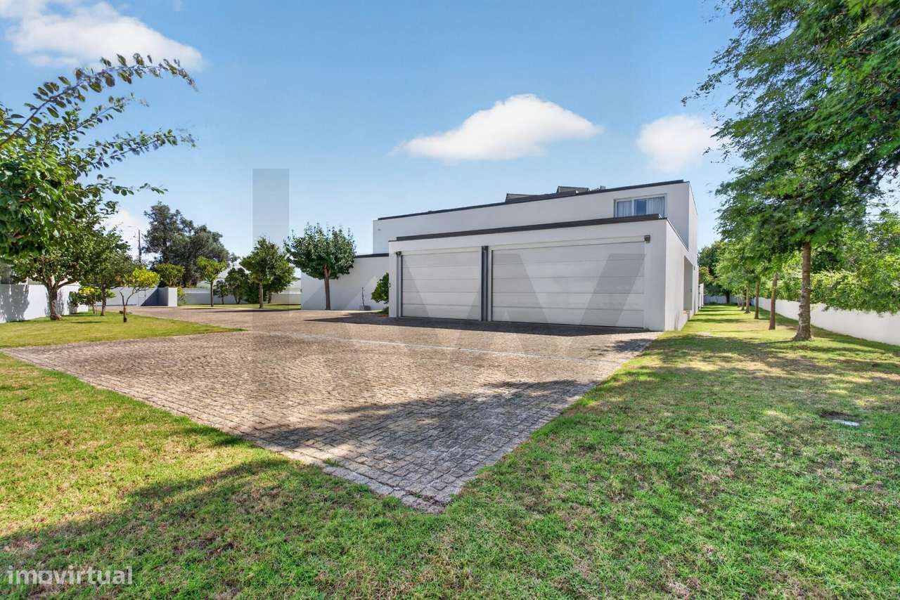 Moradia T5 de Luxo com Piscina e Lote de 2.773 m2-50