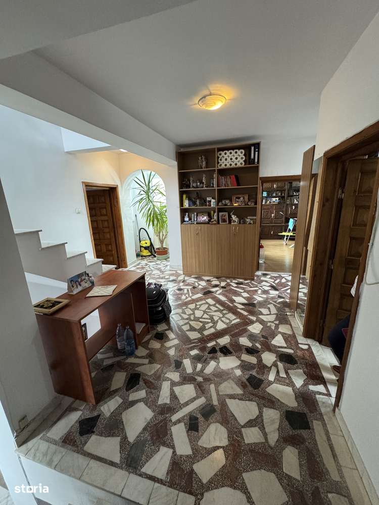 Casă cu 8 camere, subsol și mansardă Zona Sălaj Sector 5-14