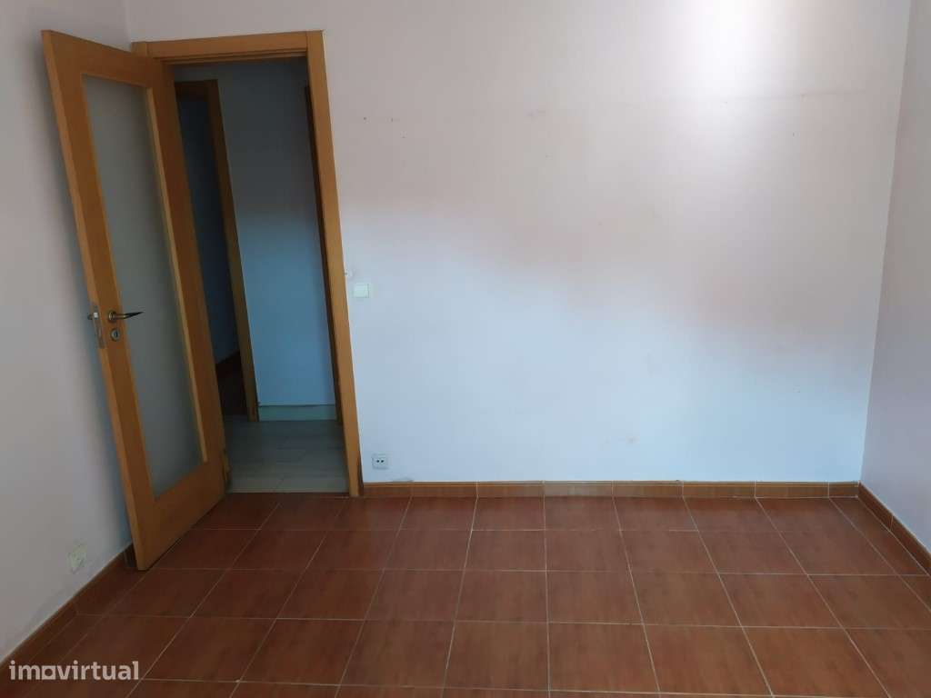 Apartamento T2 com localização privilegiada na Venteira, Amadora.-14