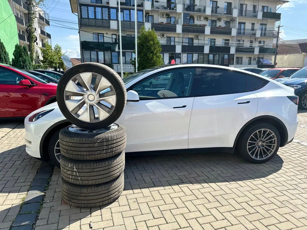 Tesla Model Y Long Range Dual Motor AWD - 4