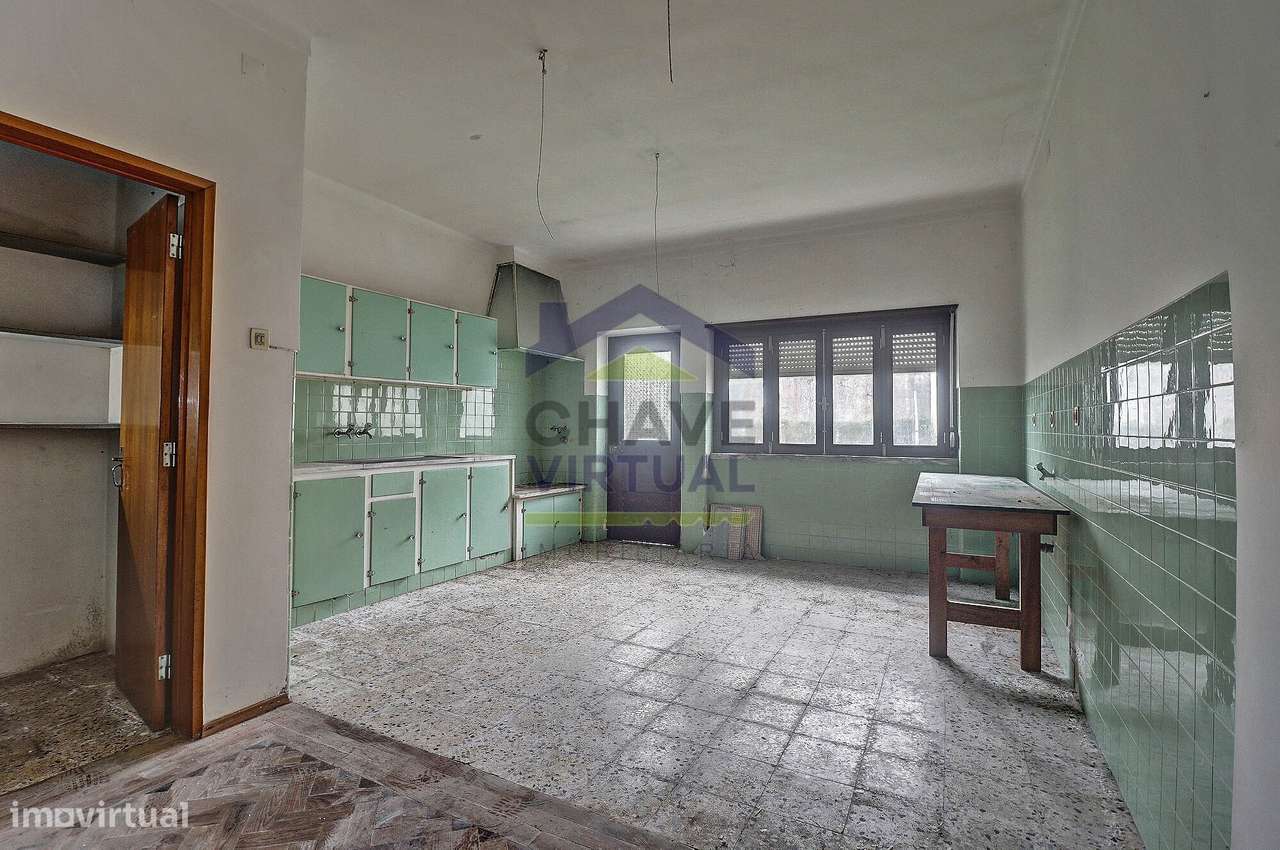 Moradia V4 com Quintal e Sõtão - Centro Bombarral - Grande imagem: 2/37