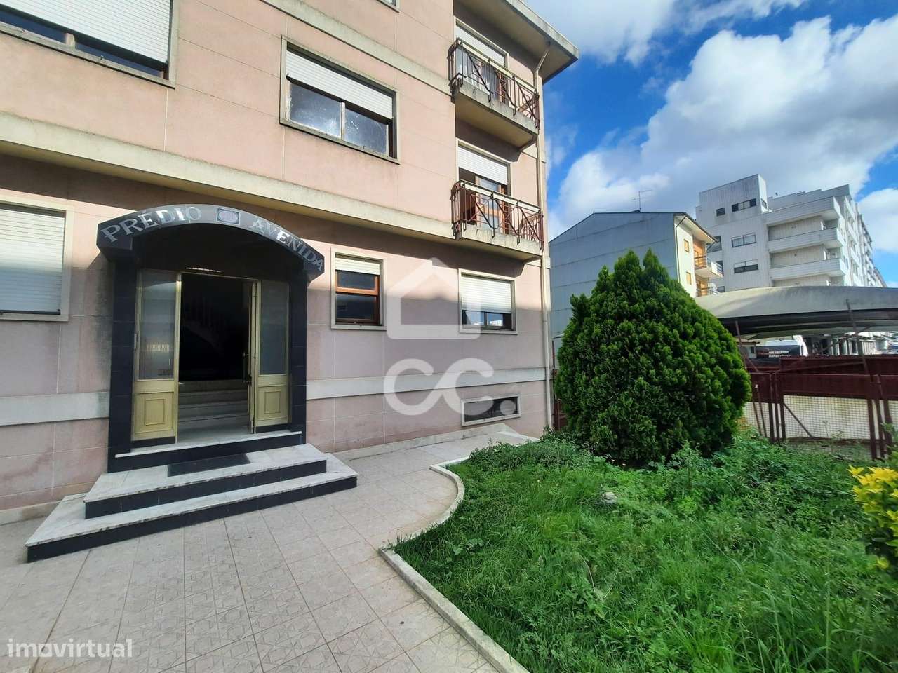 Apartamento T1+1 com Armazém e lugar de garagem-1