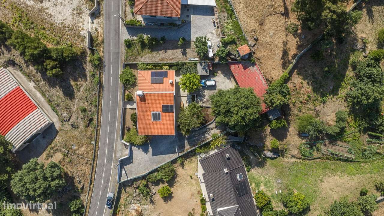 Moradia T3+1 com terreno em Burgães, Santo Tirso-40