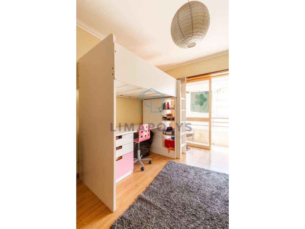 Apartamento T2 com lugar de garagem e vista de mar-9