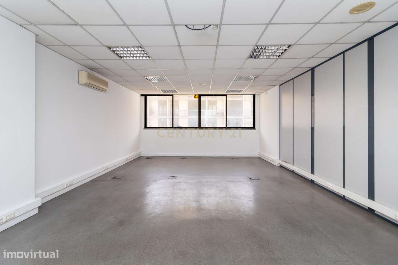 ESPAÇO COMERCIAL/SERVIÇOS com 311m2, para venda, no centro do Prior Ve-43