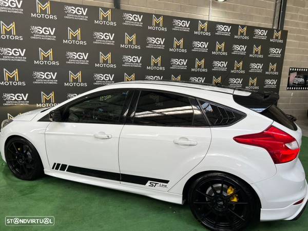 Ford Focus 2.0i ST - 40