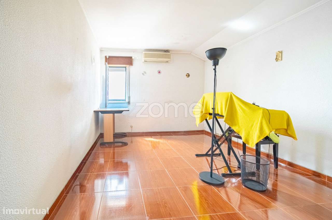 Moradia Geminada T4 com Jardim e Garagem em Zona Tranquila de Camarate-40