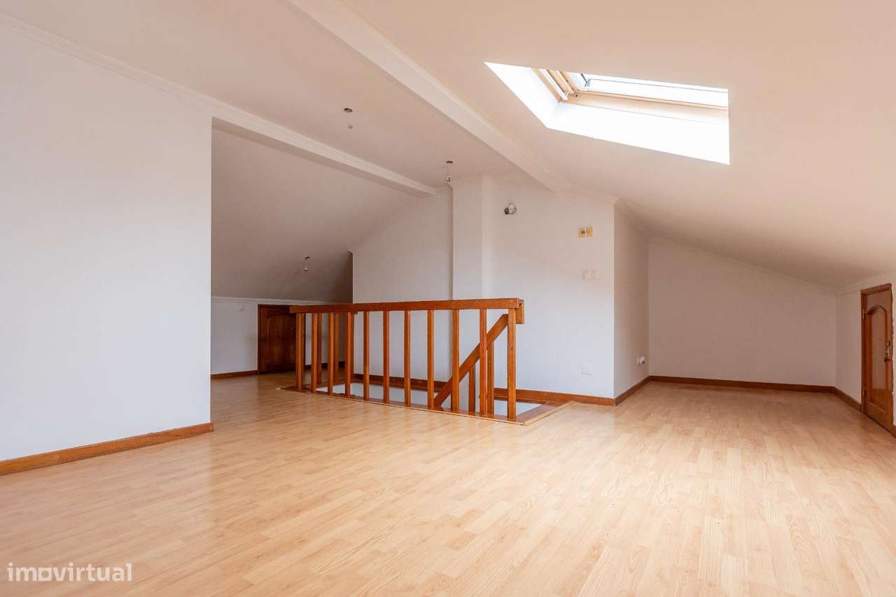 T2 Duplex com 101 m2 e 2 WC – Um apto. diferente na Amadora-25